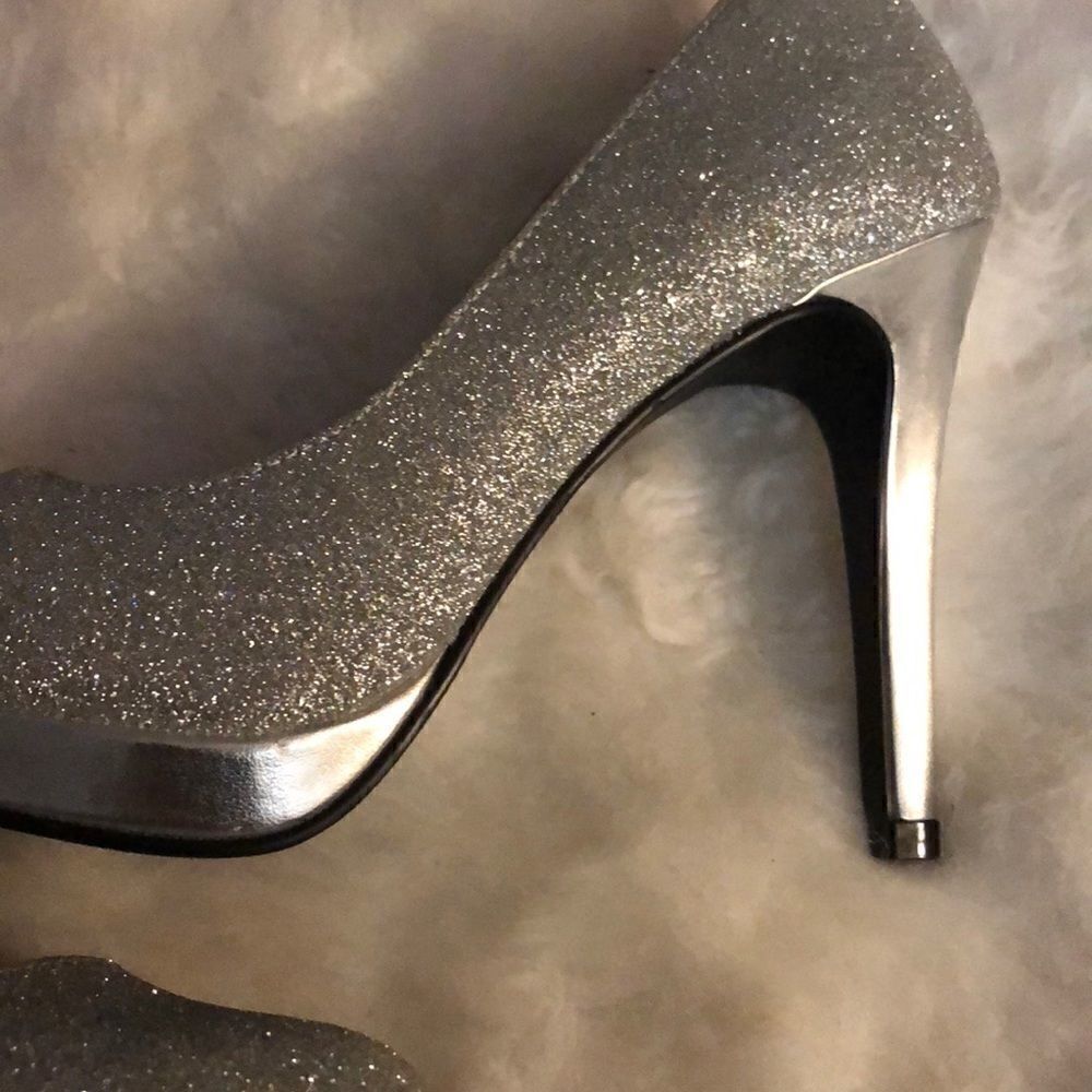 🔥5th Ave stunning, sexy silver glitter high heels. With trim . Very sexy - Picture 3 of 6